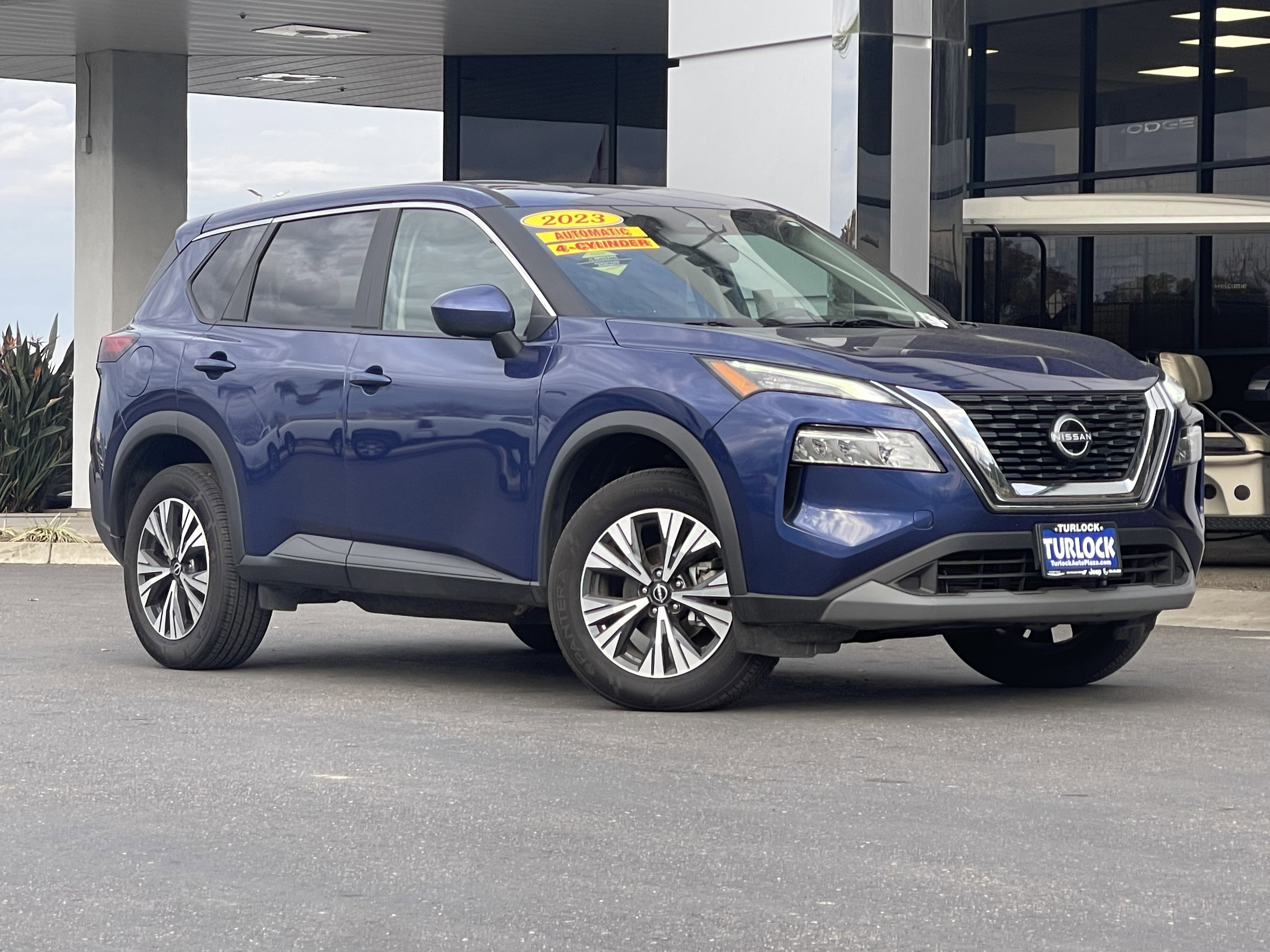 Used 2023 Nissan Rogue SV image 4