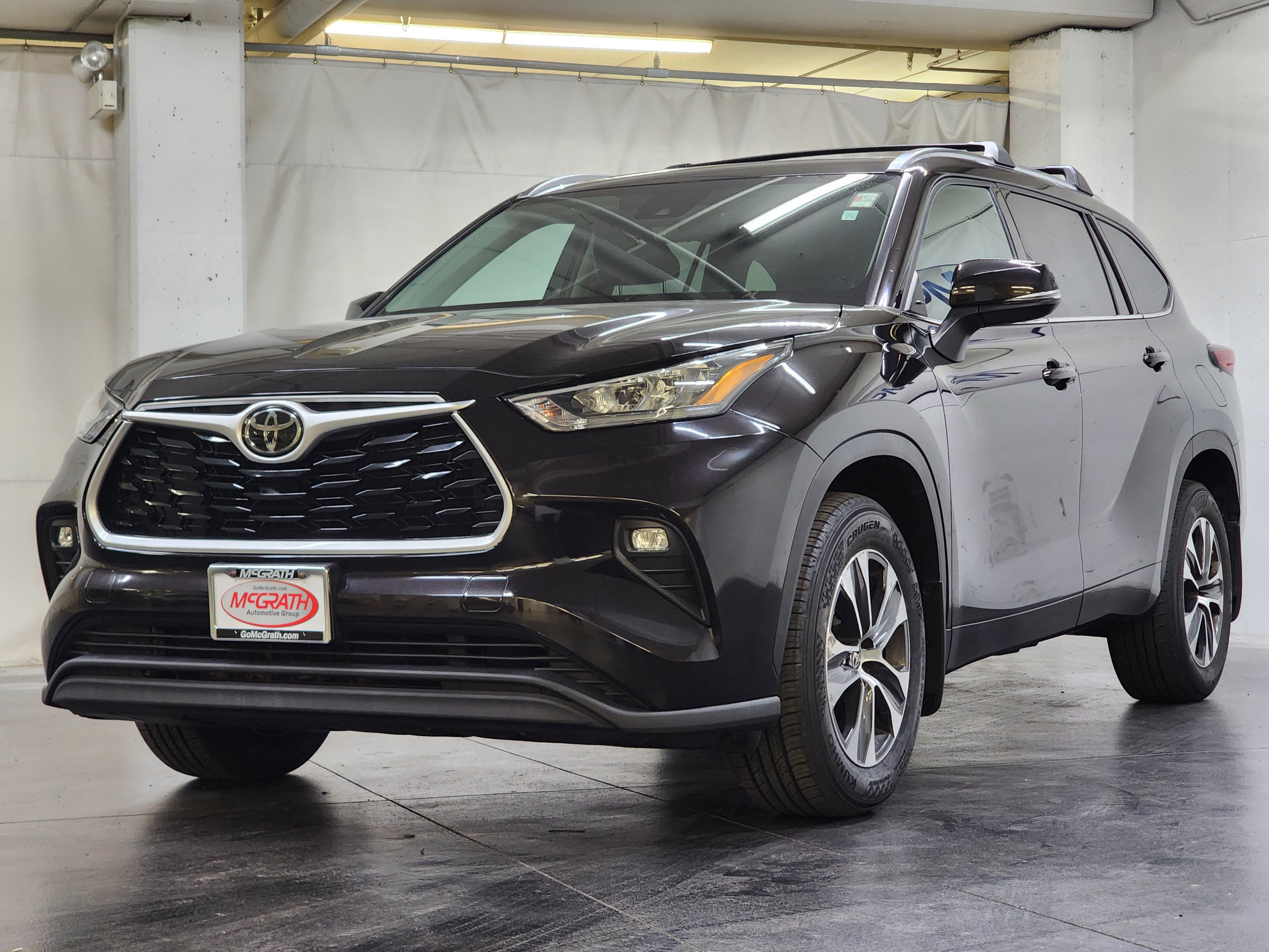 Used 2020 Toyota Highlander XLE AWD/4WD image 11