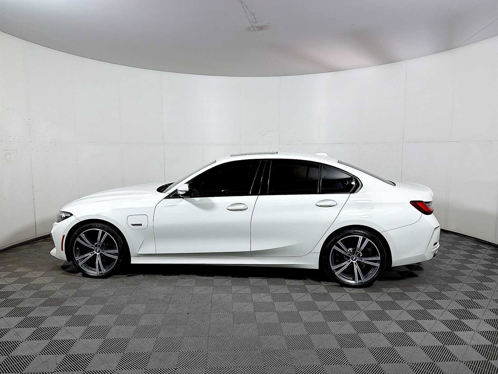 Certified 2023 BMW 330e xDrive w/ Premium Package AWD/4WD image 4