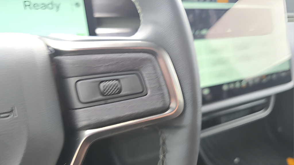 Used 2025 Rivian R1S Adventure Dual AWD/4WD image 23