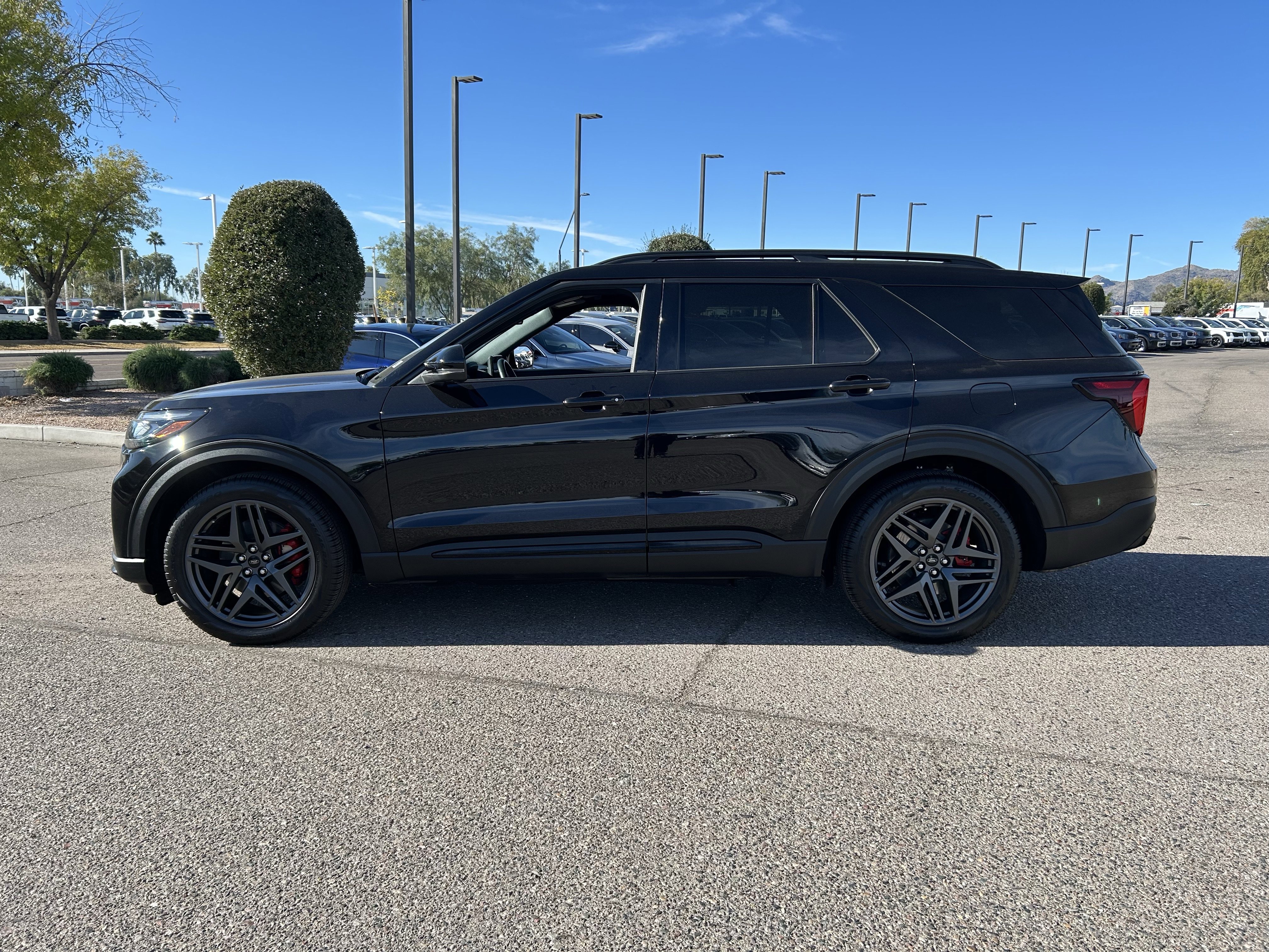 Used 2025 Ford Explorer ST image 3