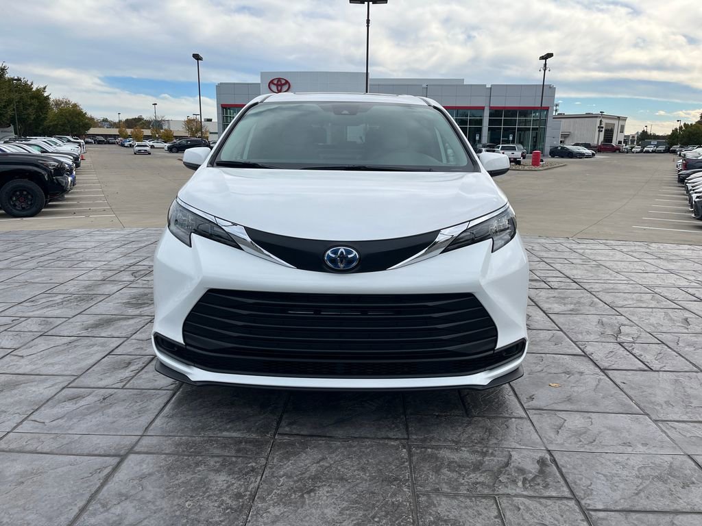 New 2025 Toyota Sienna LE image 8