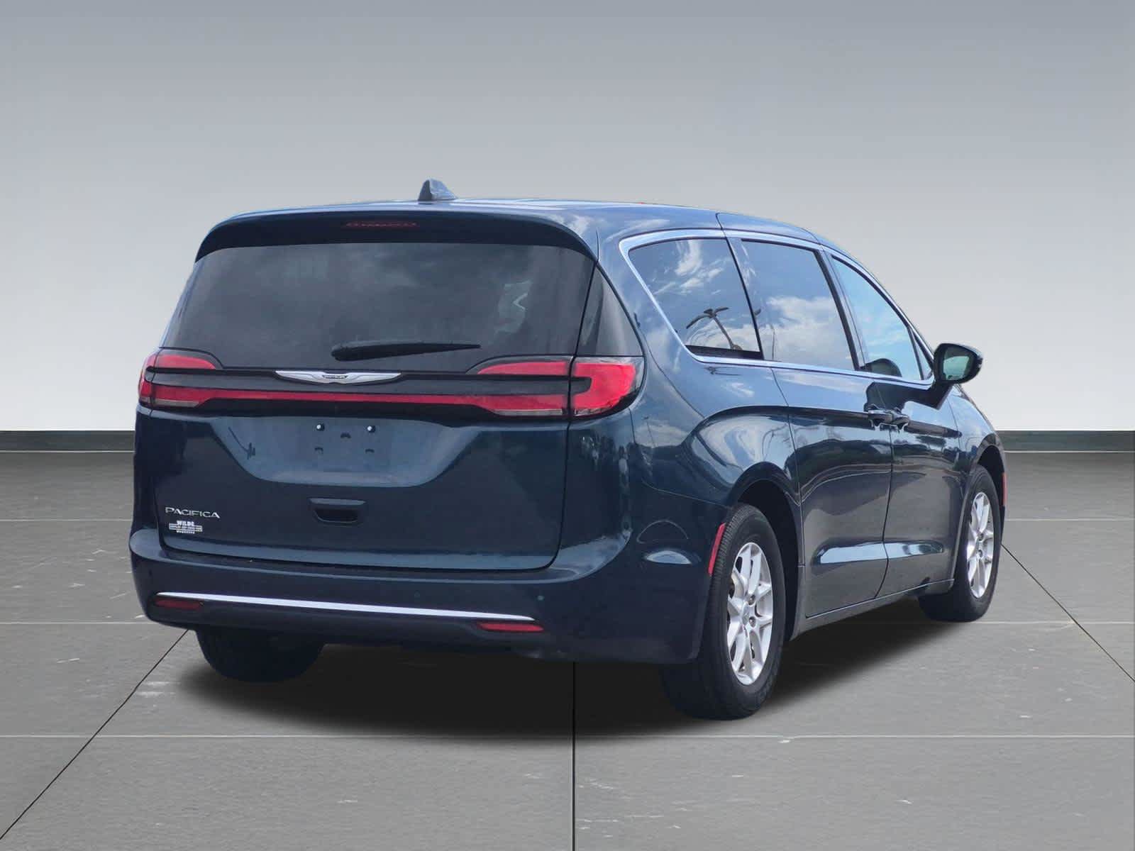 Used 2024 Chrysler Pacifica Touring-L FWD image 6