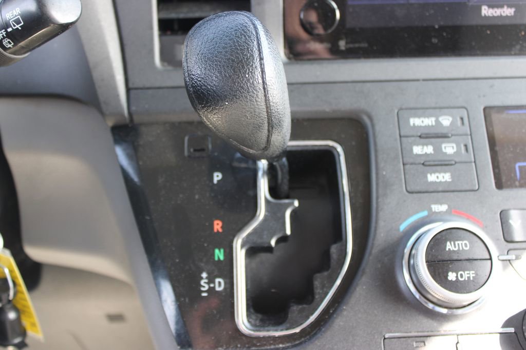 Used 2015 Toyota Sienna LE image 45