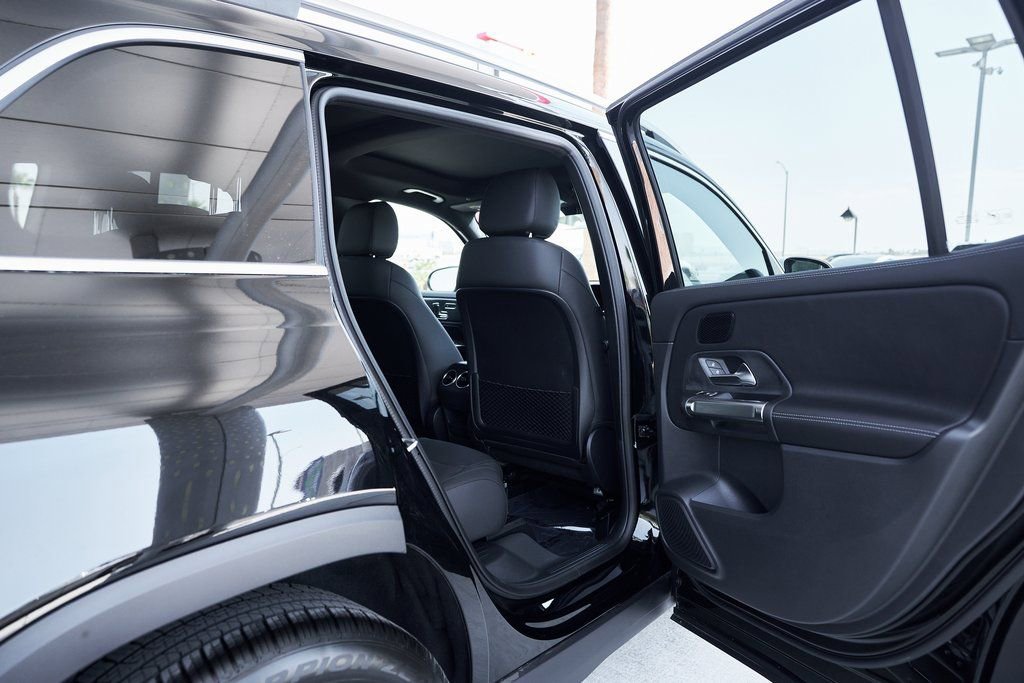 Used 2025 Mercedes-Benz GLB 250 4MATIC w/ Exclusive Package image 14