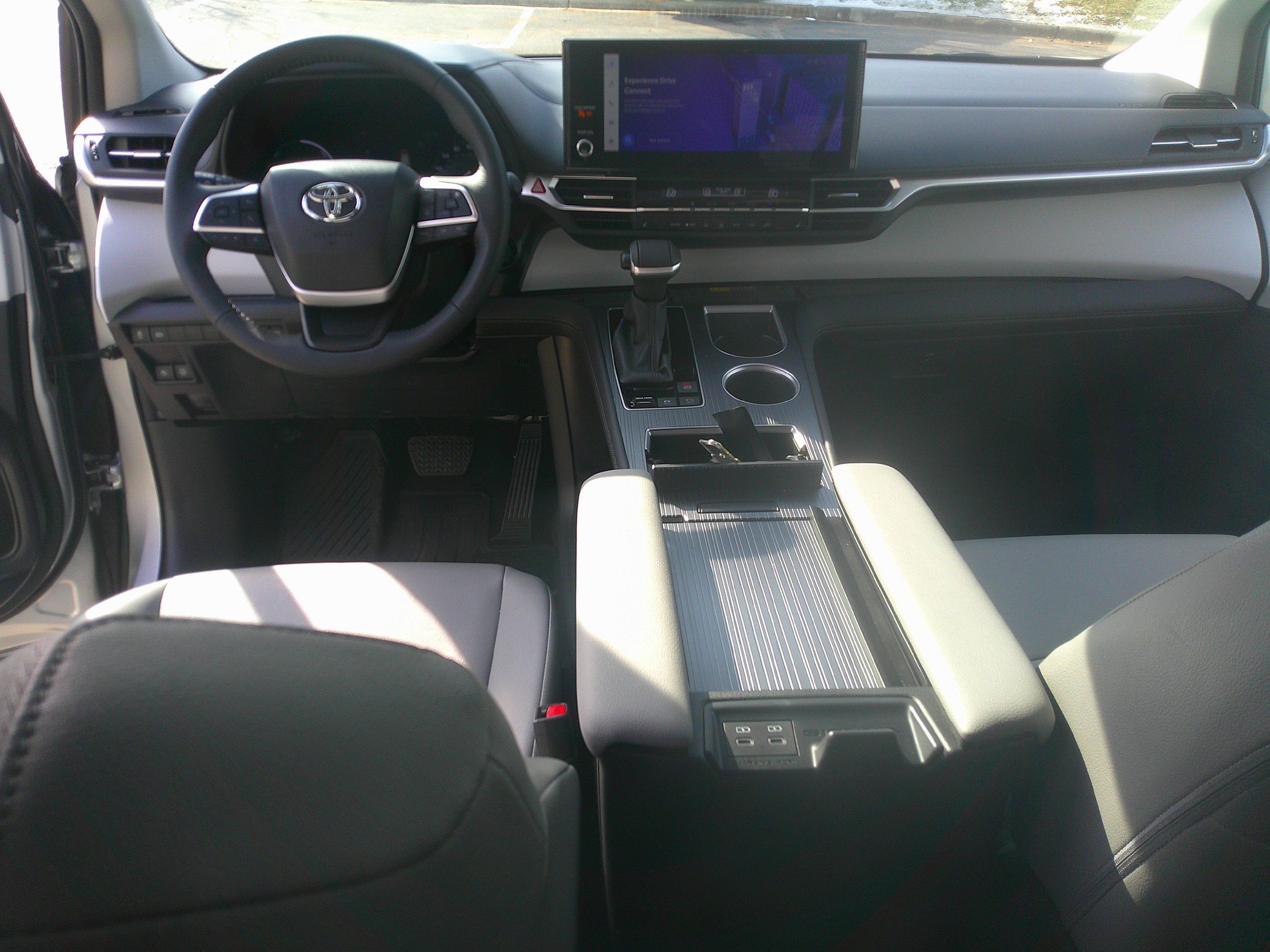 Used 2025 Toyota Sienna XLE image 46