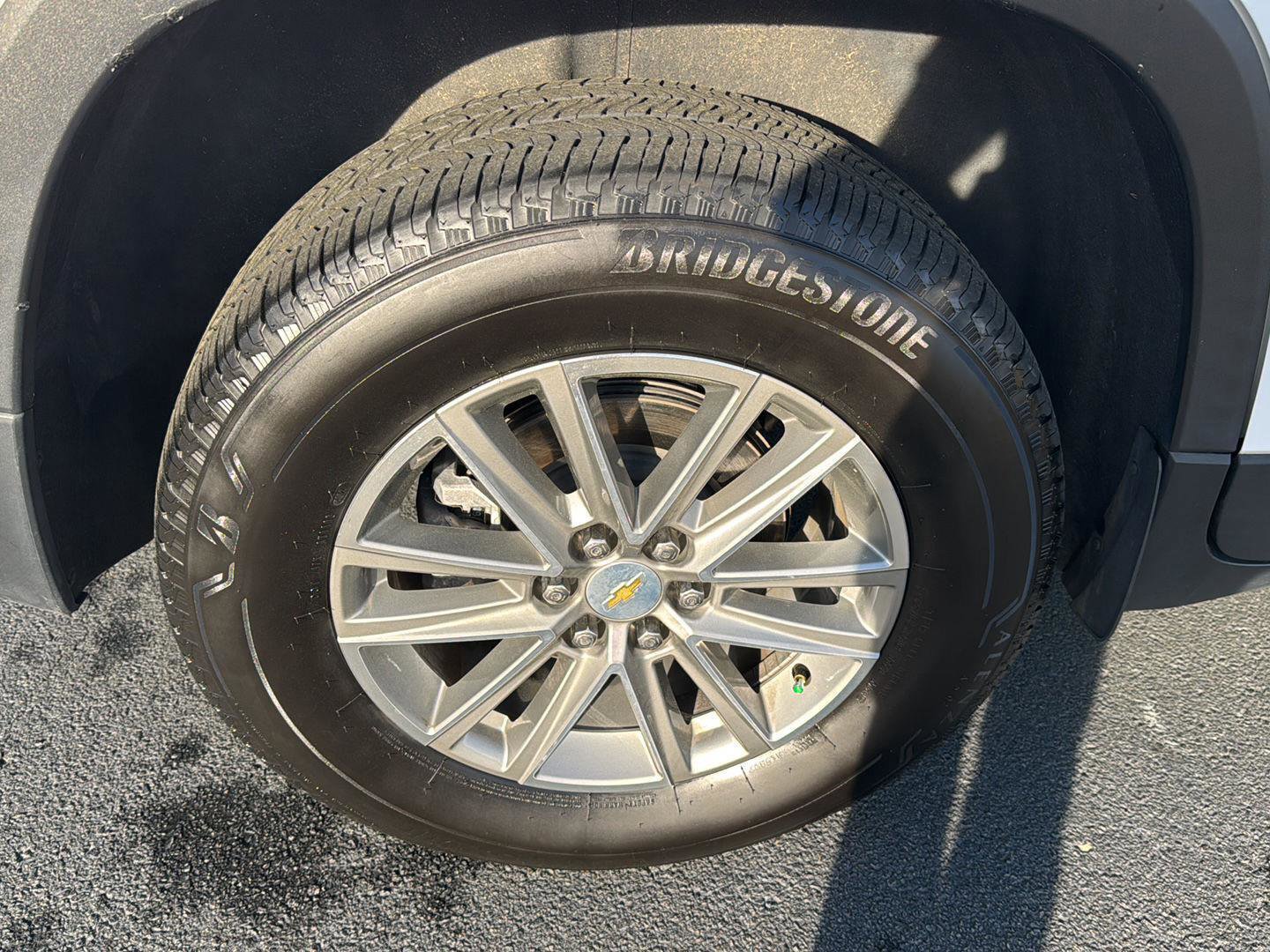 Used 2023 Chevrolet Traverse LT image 32