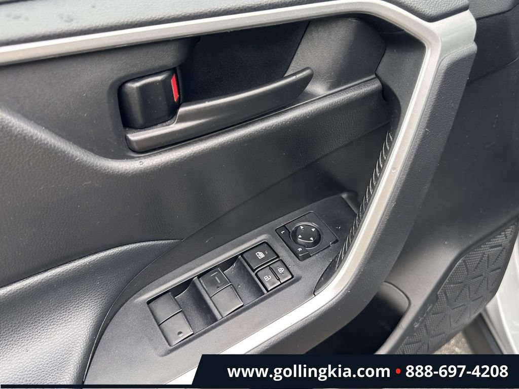 Used 2022 Toyota RAV4 LE AWD/4WD image 15