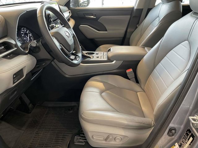 Used 2021 Toyota Highlander XLE AWD/4WD image 14