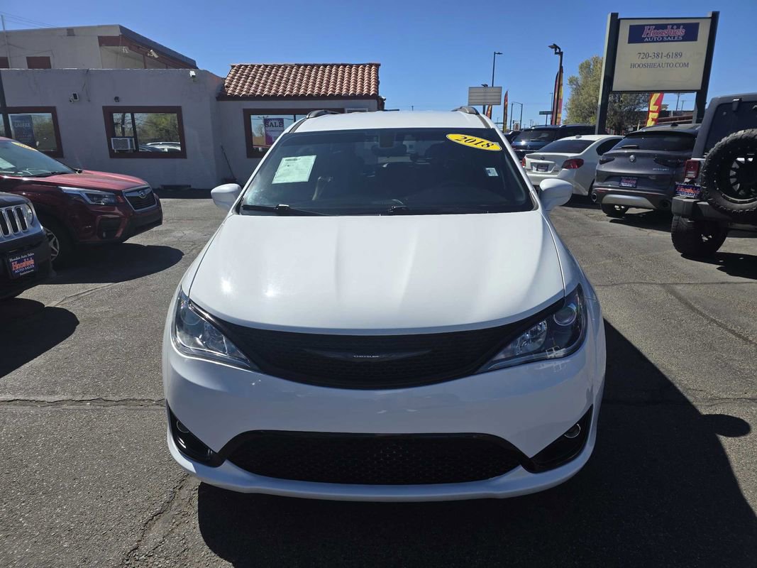 Used 2018 Chrysler Pacifica Touring-L w/ Premium Audio Group FWD image 4