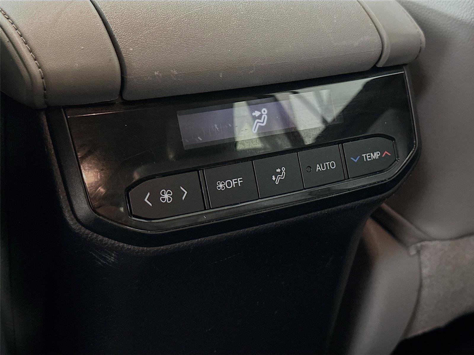 Certified 2021 Toyota Highlander XLE AWD/4WD image 33