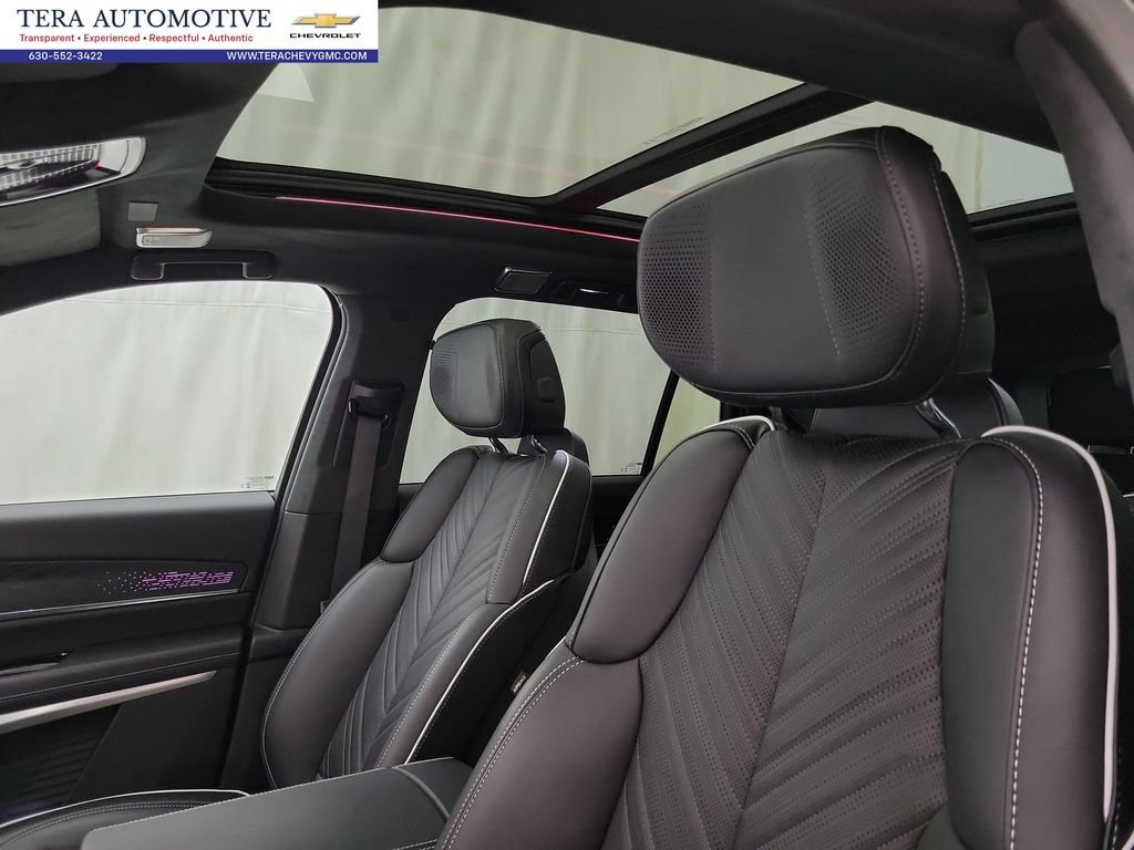 Certified 2026 Cadillac Vistiq Platinum w/ LPO, Floor Liner Package AWD/4WD image 9
