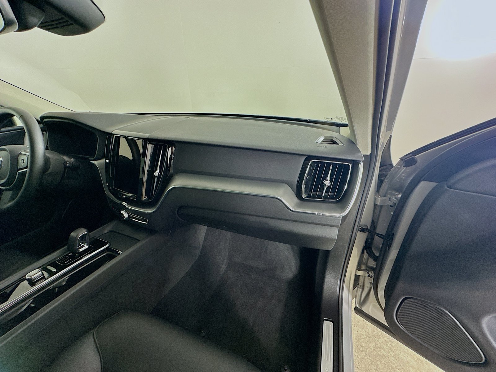 Certified 2025 Volvo XC60 B5 Core AWD/4WD image 46