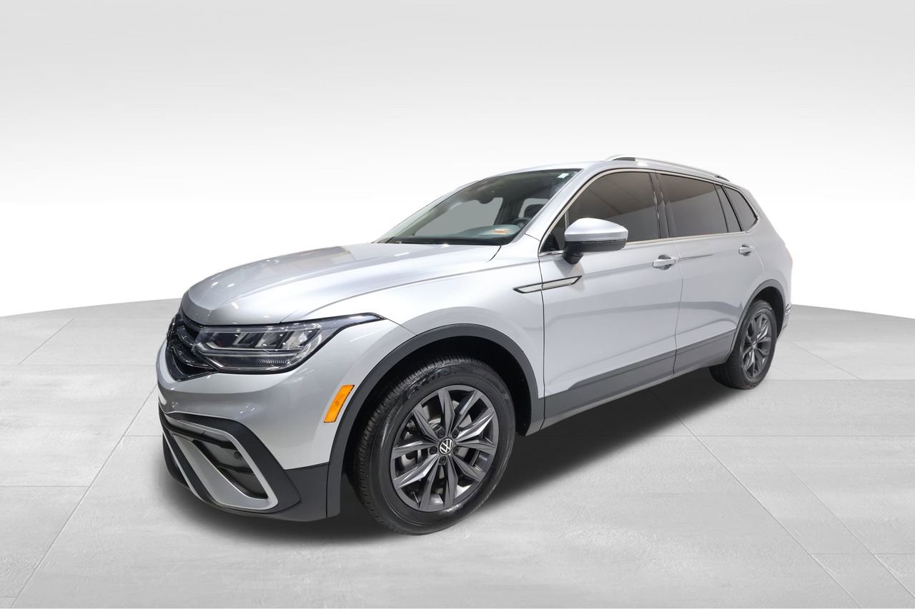Used 2023 Volkswagen Tiguan SE w/ Panoramic Sunroof Package image 8