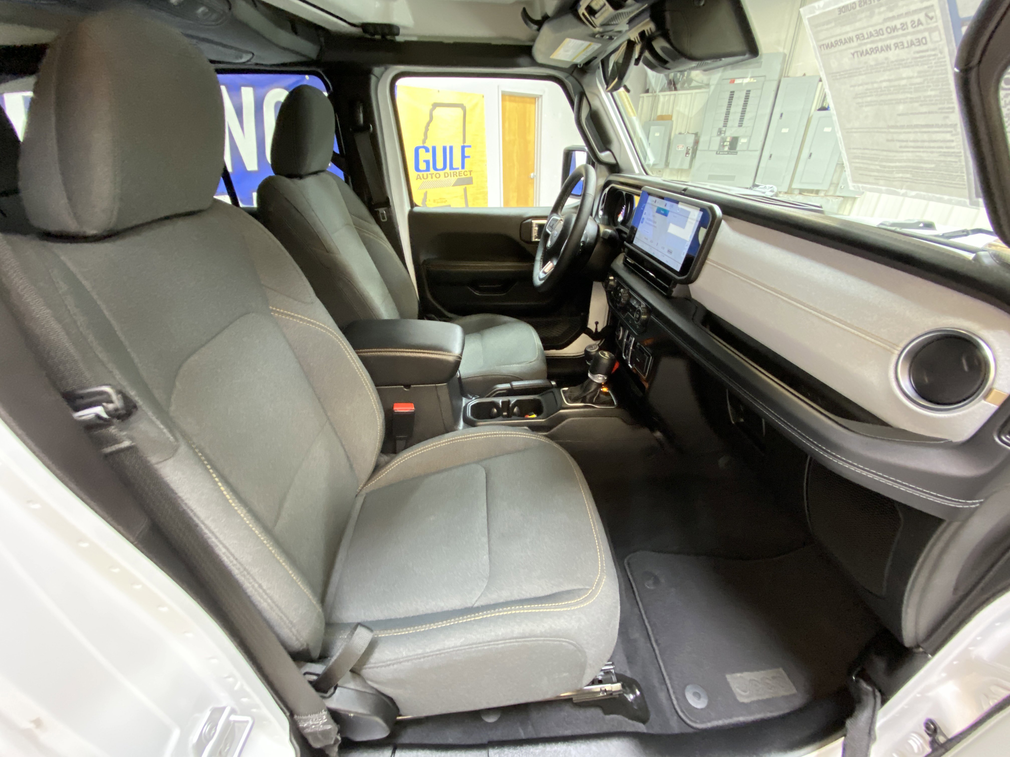 Used 2025 Jeep Wrangler Sahara image 26