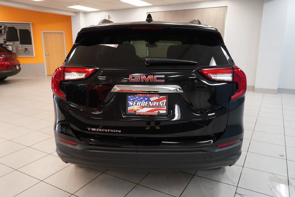Used 2024 GMC Terrain SLE w/ Driver Convenience Package FWD image 8