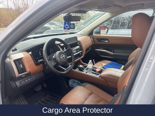 Used 2024 Nissan Pathfinder Platinum image 15