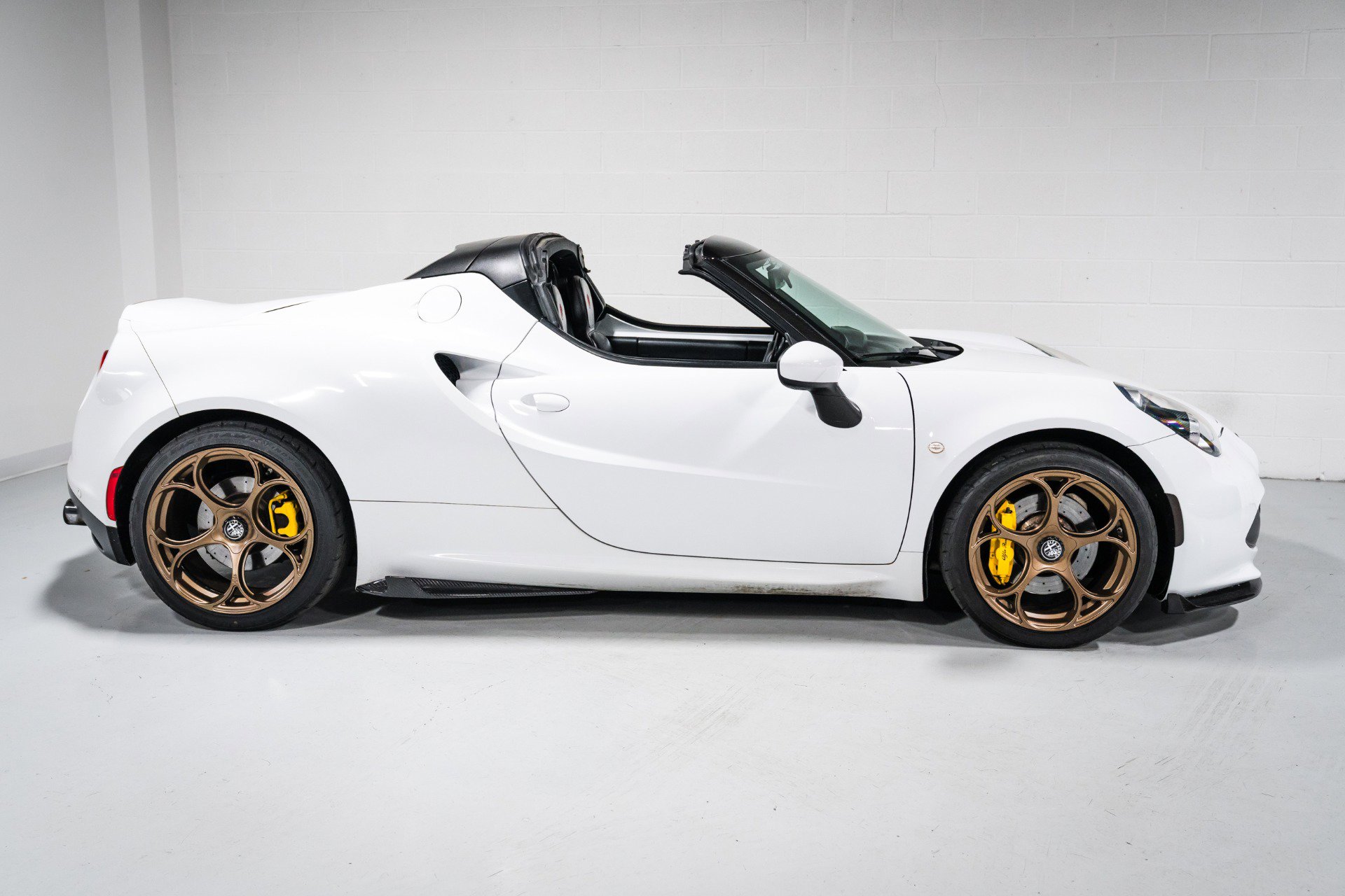Used 2018 Alfa Romeo 4C Spider RWD image 2