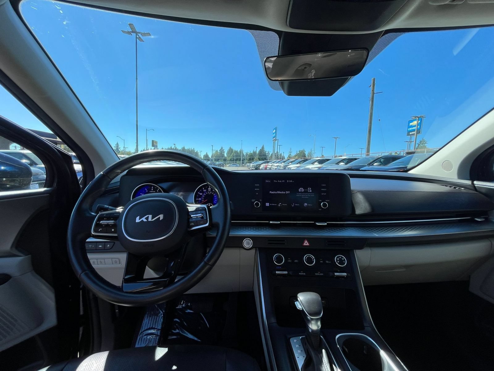 Used 2023 Kia Carnival LX FWD image 34