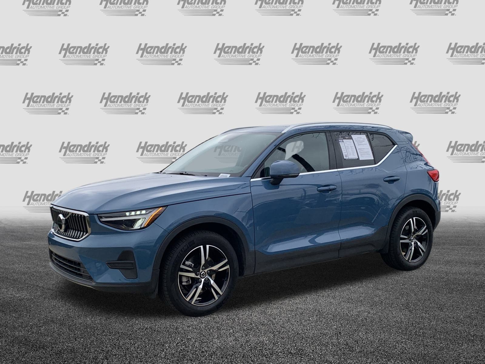 Used 2025 Volvo XC40 B5 Core image 5