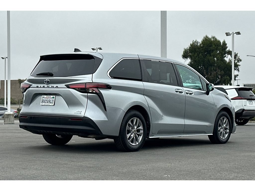 Used 2021 Toyota Sienna XLE FWD image 4