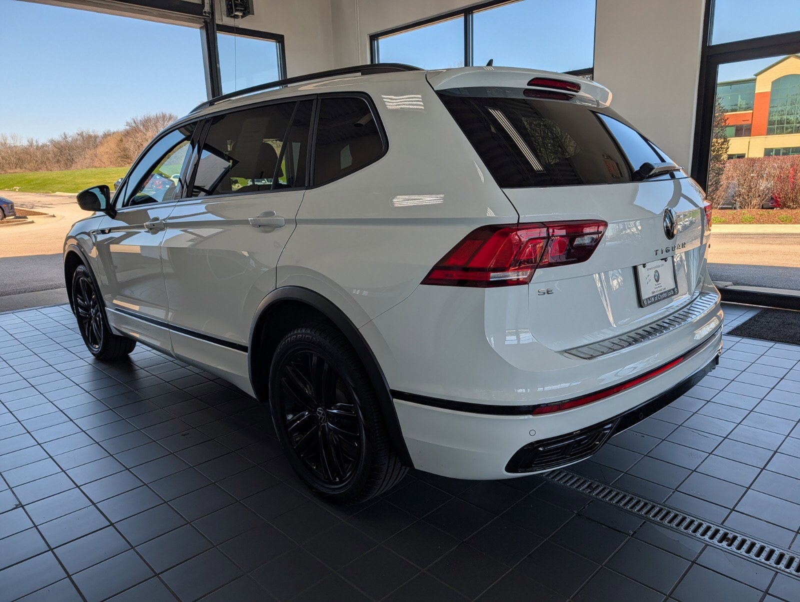 Used 2022 Volkswagen Tiguan SE R-Line image 6