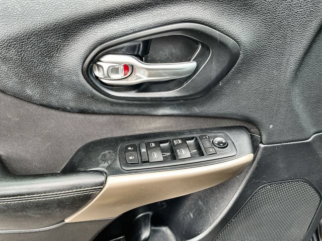 Used 2017 Jeep Cherokee Latitude w/ Cold Weather Group AWD/4WD image 16