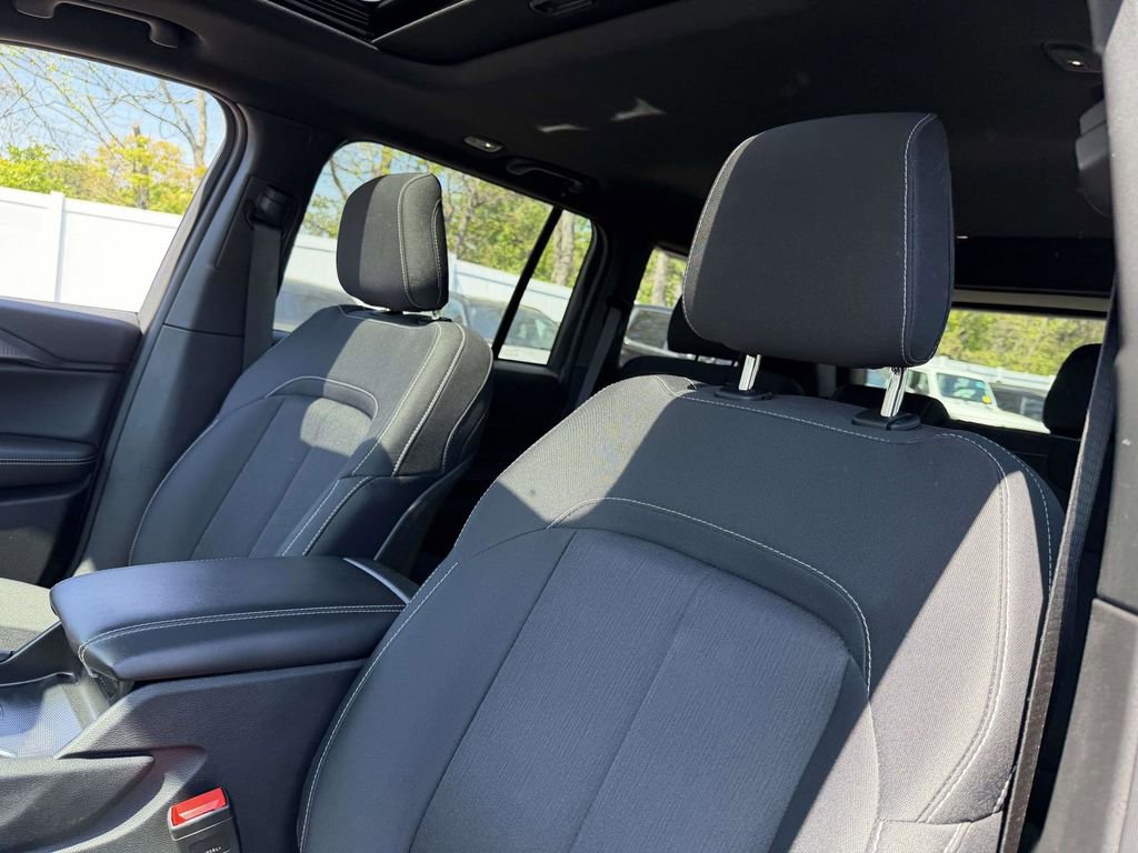 Used 2025 Jeep Grand Cherokee Laredo X w/ Luxury Tech Group I AWD/4WD image 17