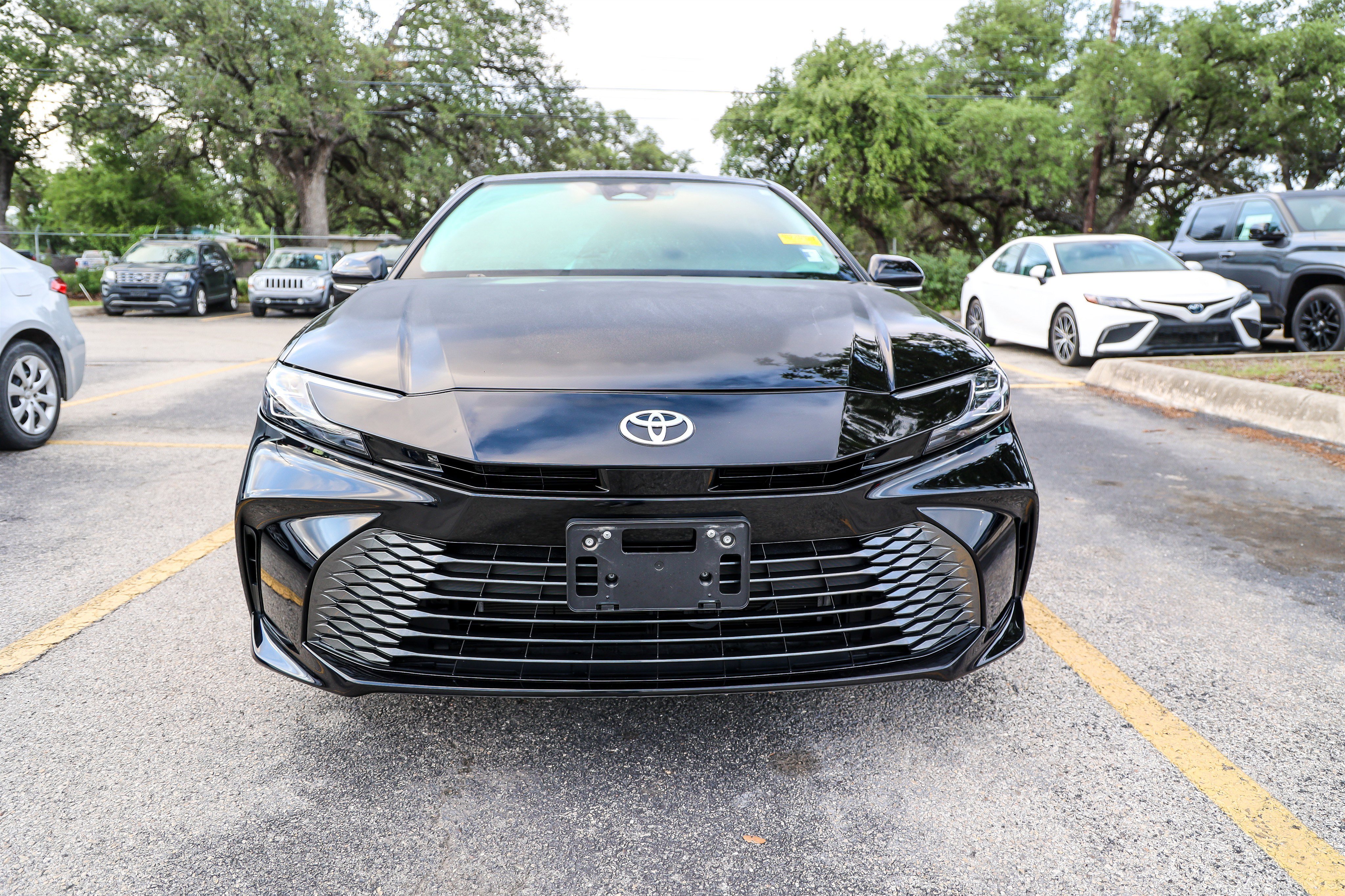 Used 2025 Toyota Camry XLE FWD image 4