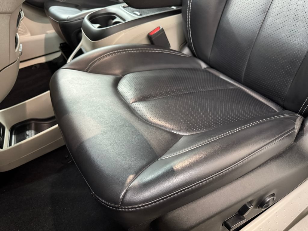 Used 2023 Chrysler Pacifica Touring-L FWD image 16