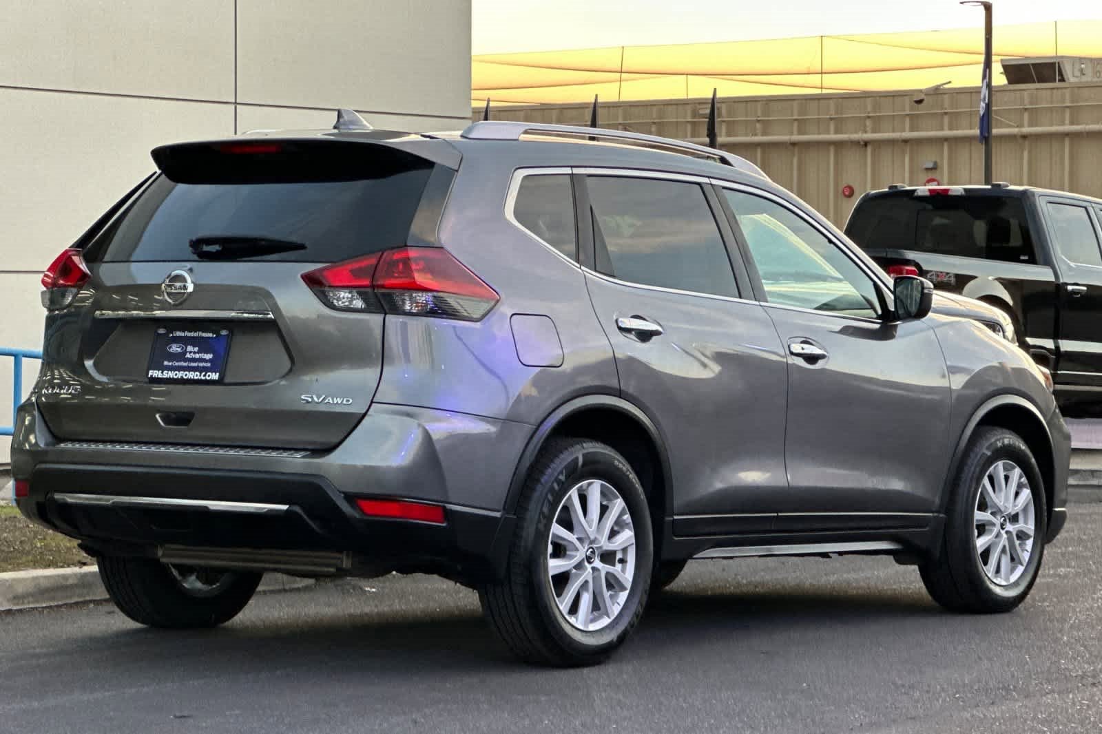 Used 2018 Nissan Rogue SV image 2