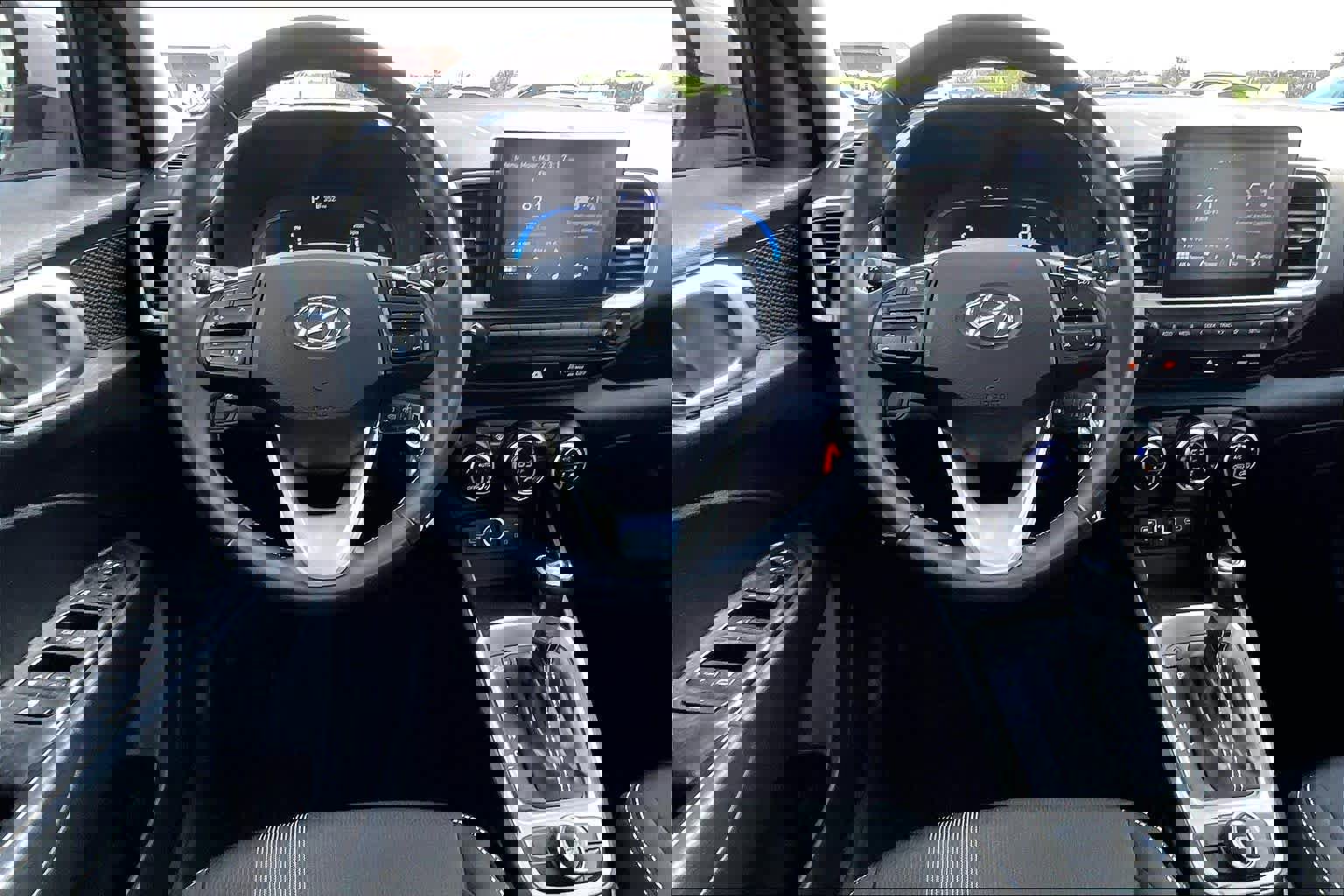 Used 2023 Hyundai Venue SEL image 6