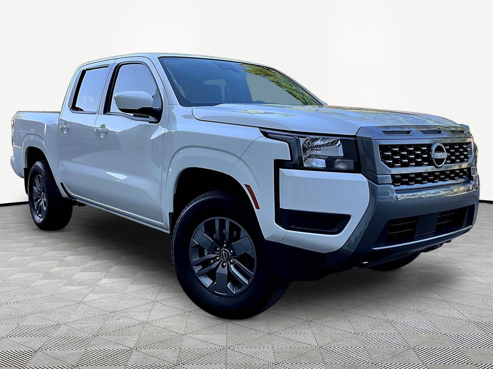 Used 2025 Nissan Frontier SV AWD/4WD image 3