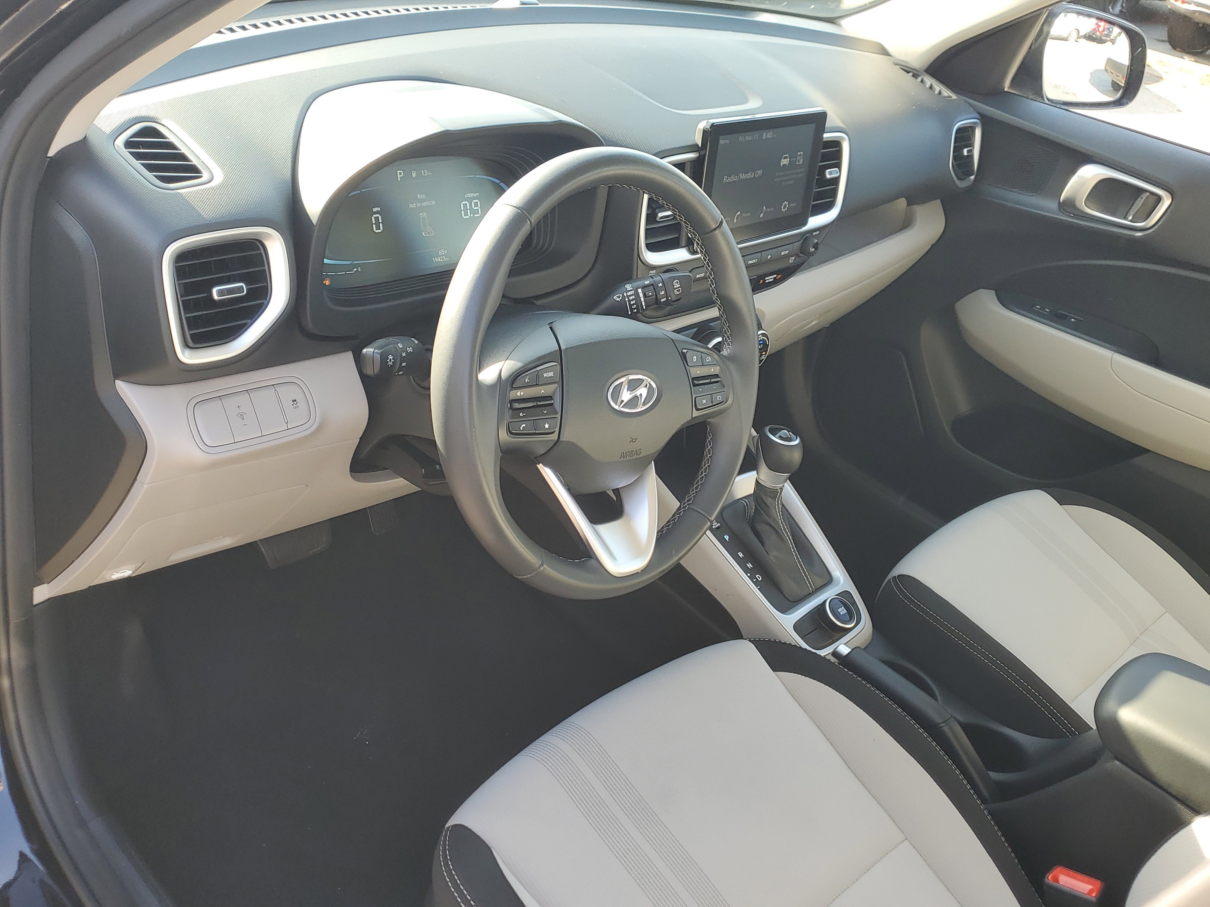 Used 2025 Hyundai Venue SEL FWD image 20