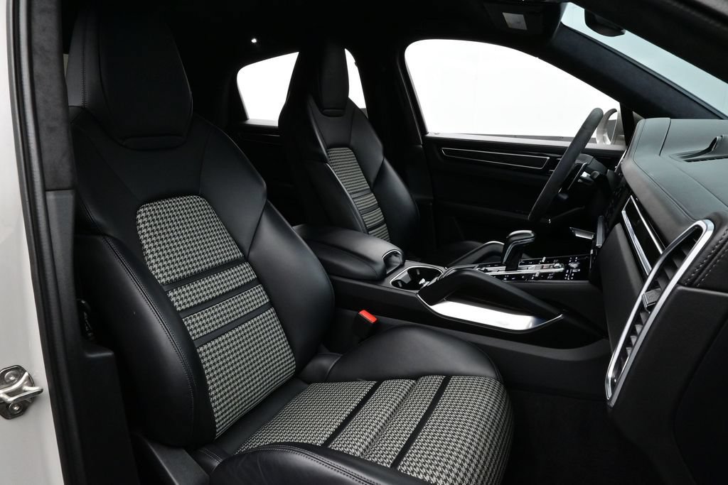 Certified 2021 Porsche Cayenne Turbo S w/ Lightweight Sport Package AWD/4WD image 18