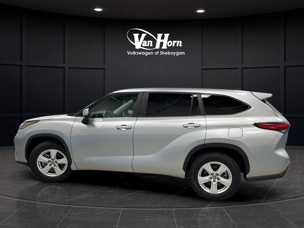 Used 2023 Toyota Highlander LE FWD image 4