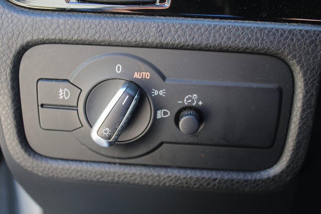 Used 2017 Volkswagen Touareg Wolfsburg Edition image 25