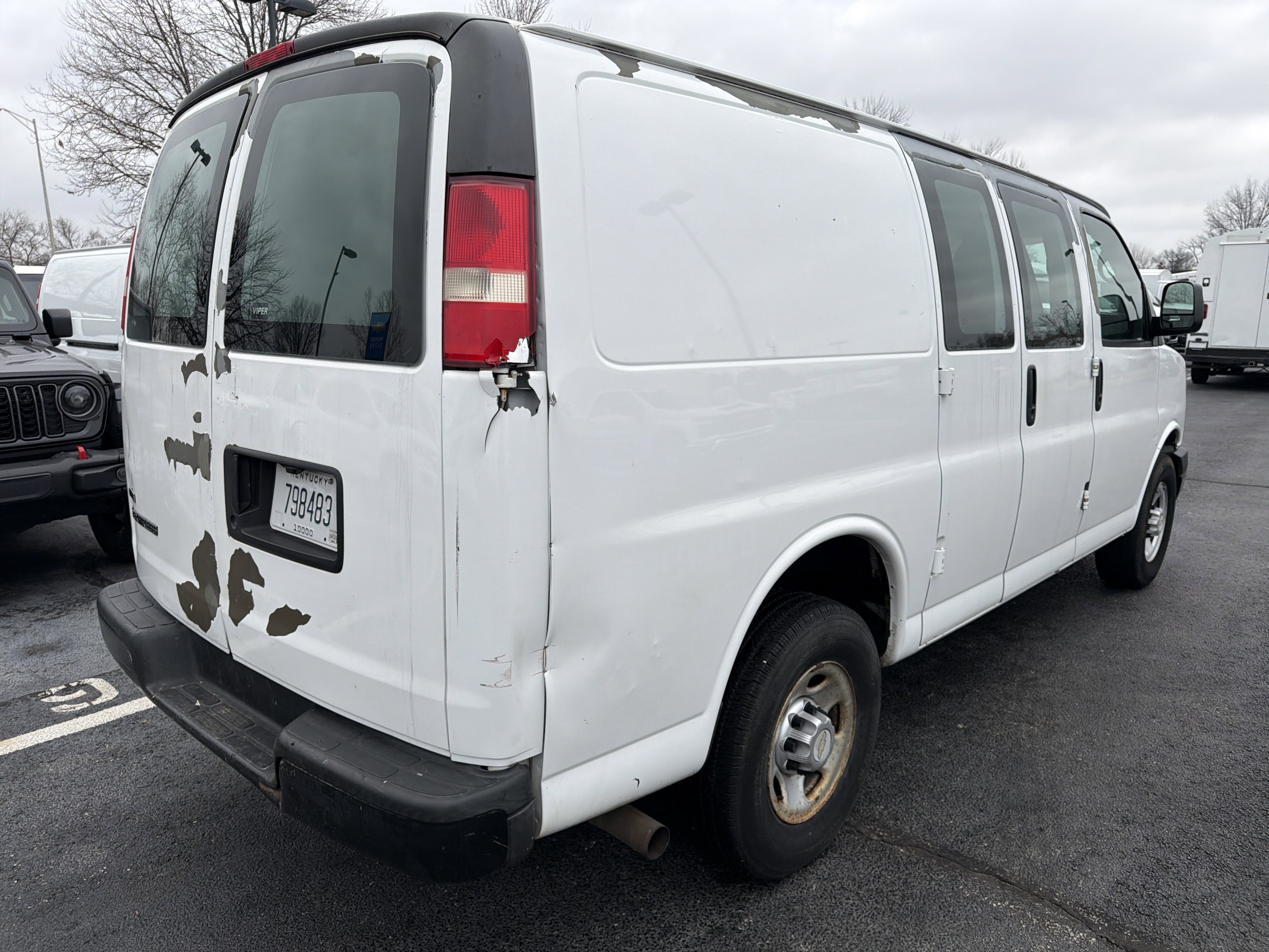 Used 2010 Chevrolet Express 2500 image 7