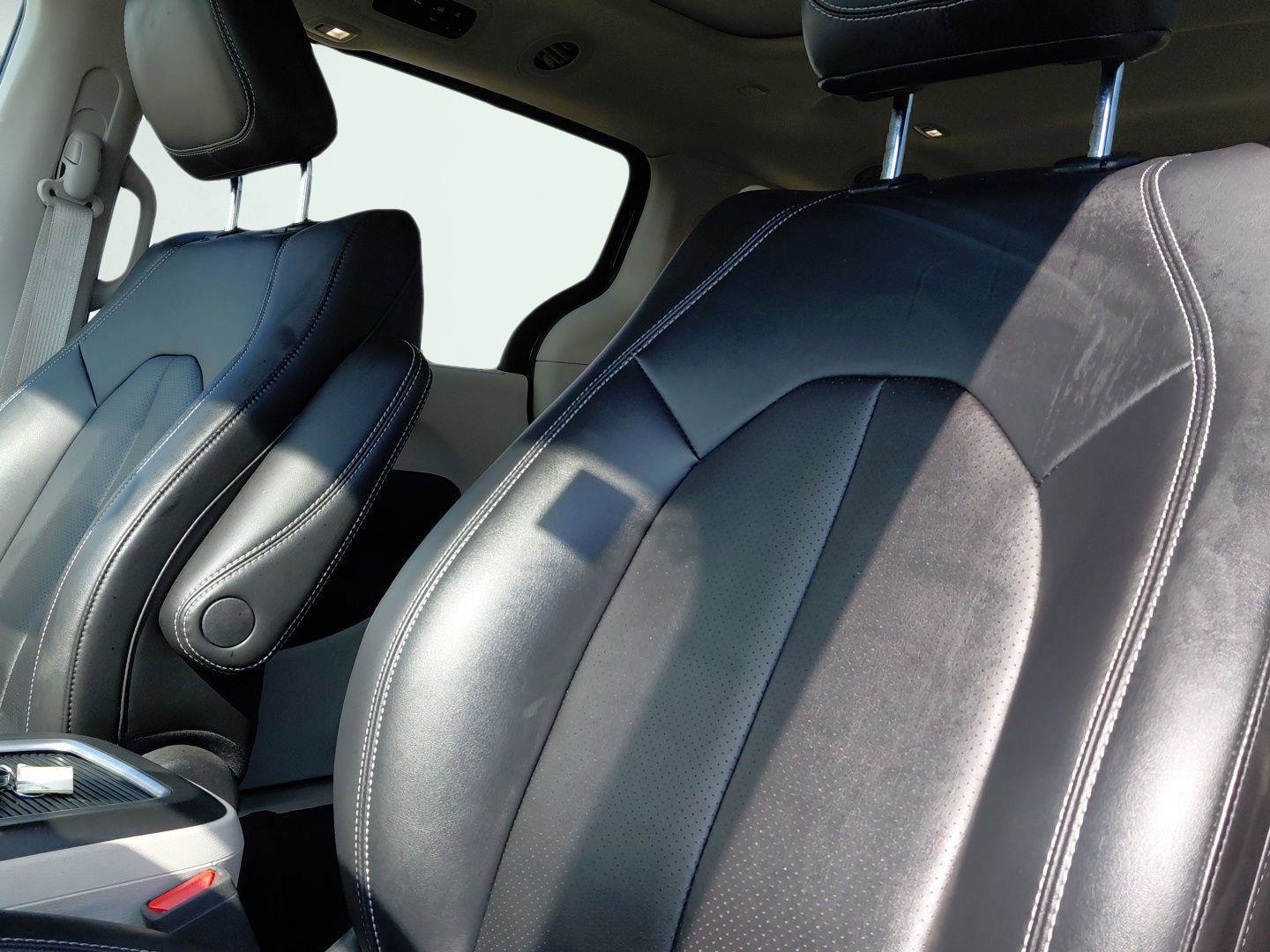 Used 2024 Chrysler Pacifica Touring-L AWD/4WD image 9