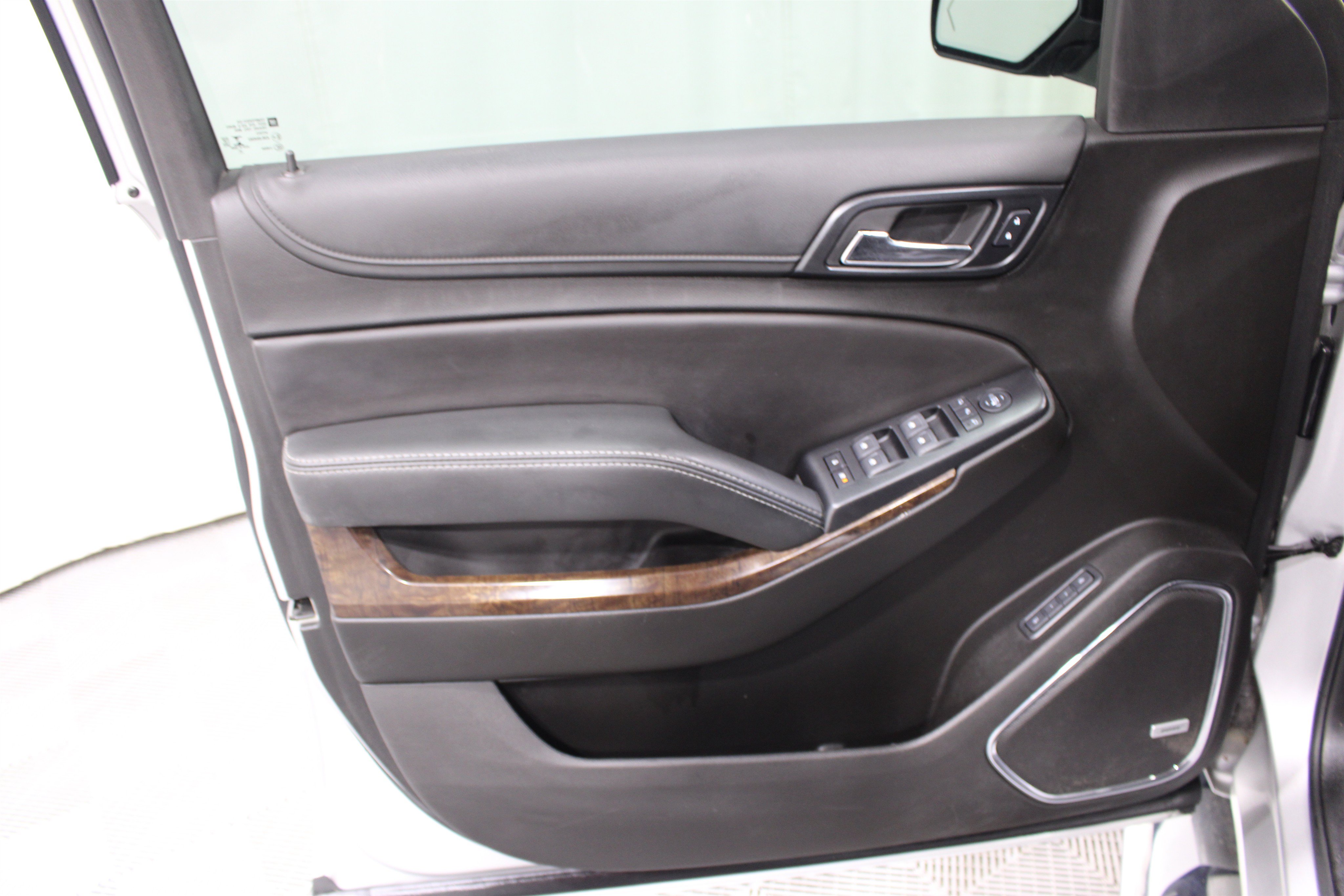 Used 2019 Chevrolet Tahoe LT w/ LT Signature Package AWD/4WD image 6