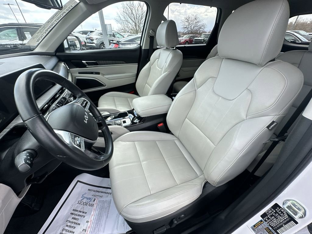 Used 2024 Kia Telluride EX w/ EX Captain's Chair Package FWD image 17