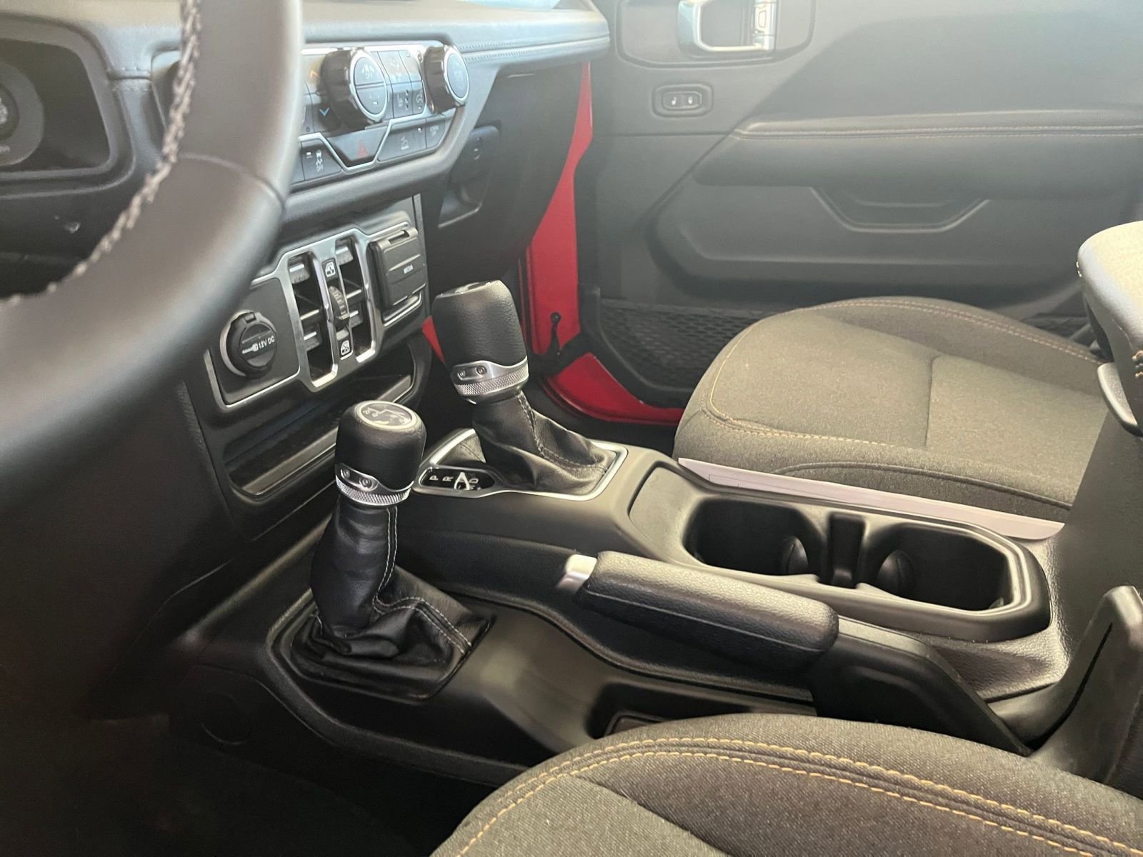 Used 2025 Jeep Wrangler Sahara image 41