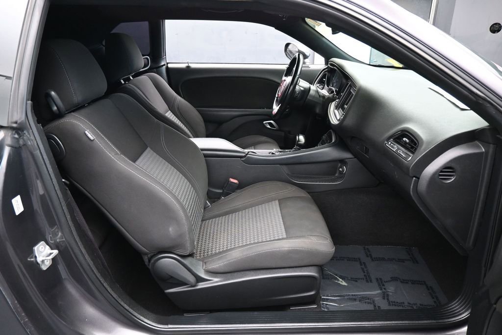 Used 2022 Dodge Challenger SXT w/ Driver Convenience Group RWD image 31