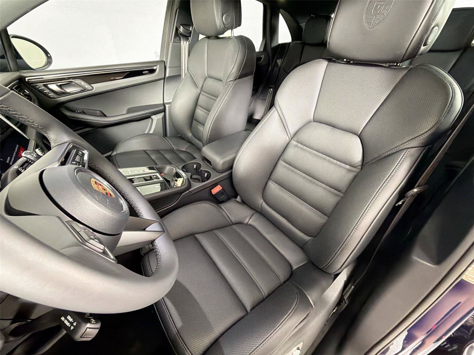 Certified 2026 Porsche Macan Turbo AWD/4WD image 5