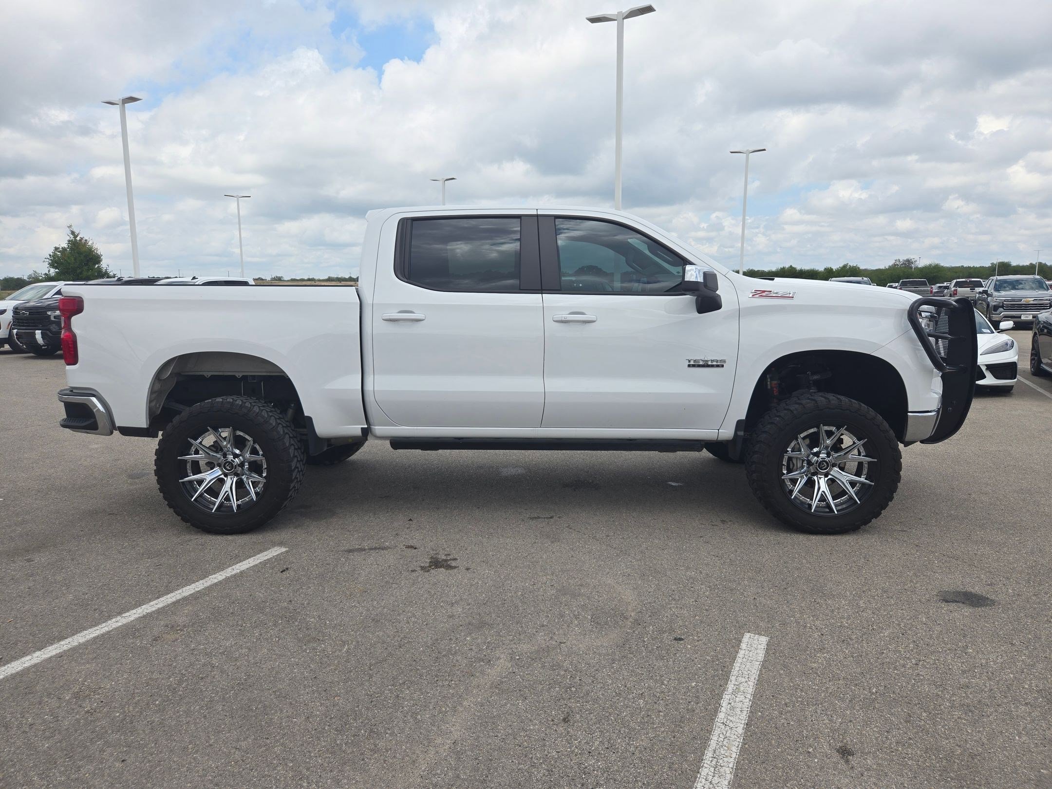 Used 2024 Chevrolet Silverado 1500 LT w/ Z71 Off-Road Package AWD/4WD image 2