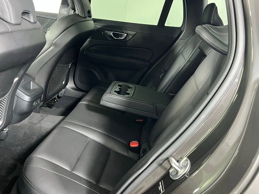 Used 2025 Volvo V60 B5 Cross Country Plus image 24