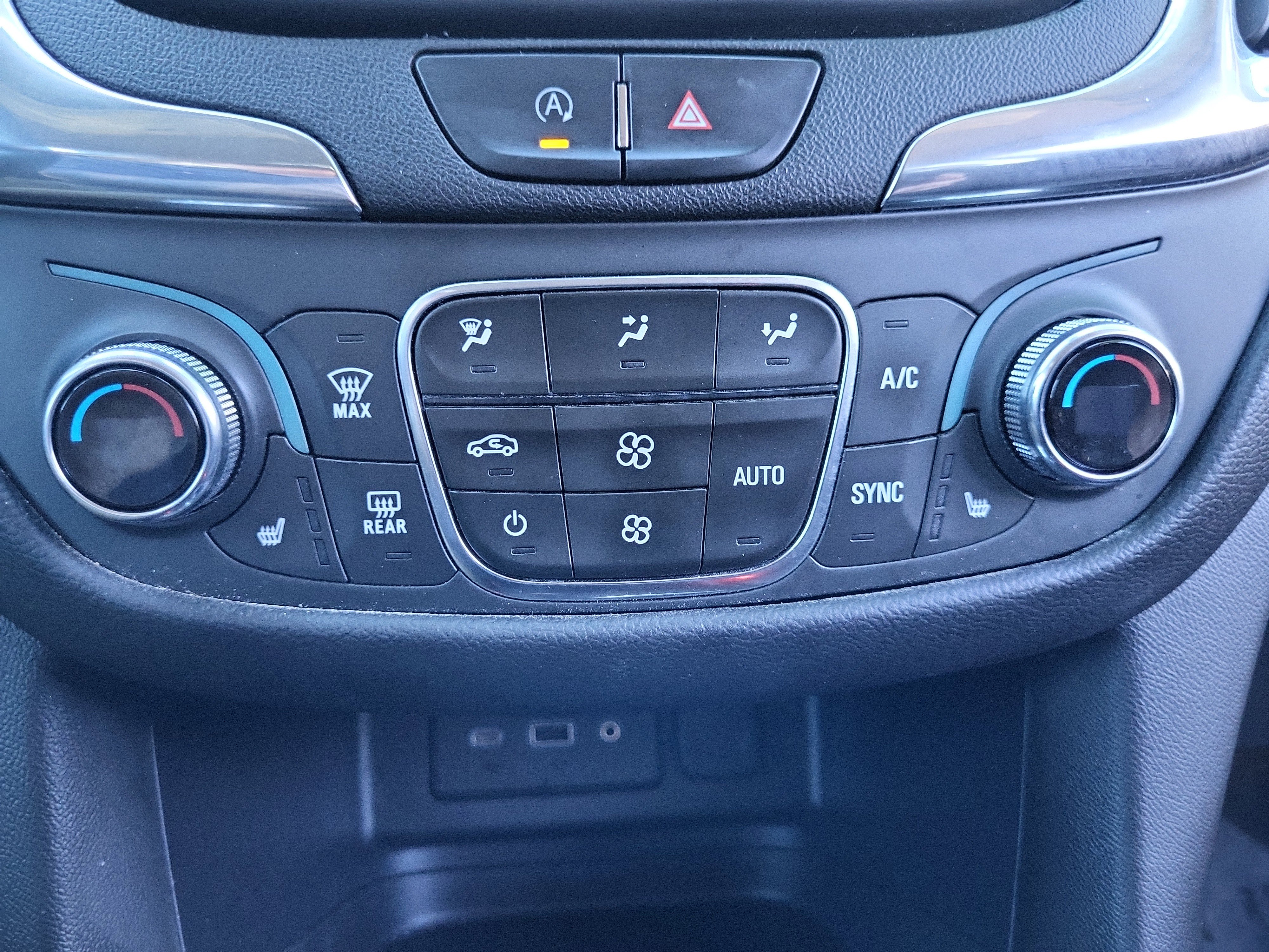 Used 2023 Chevrolet Equinox LT image 28