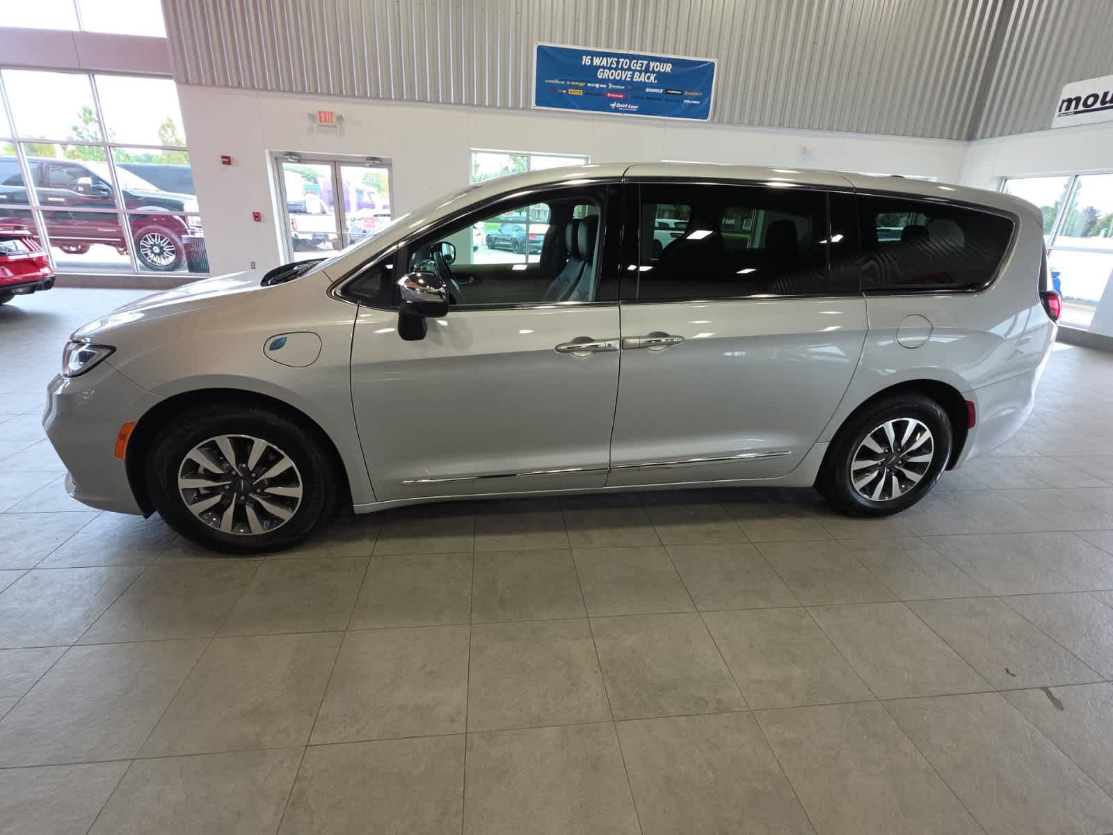 Used 2023 Chrysler Pacifica Limited FWD image 14