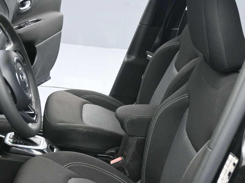 Used 2021 Jeep Renegade Latitude w/ Luxury Group II image 16