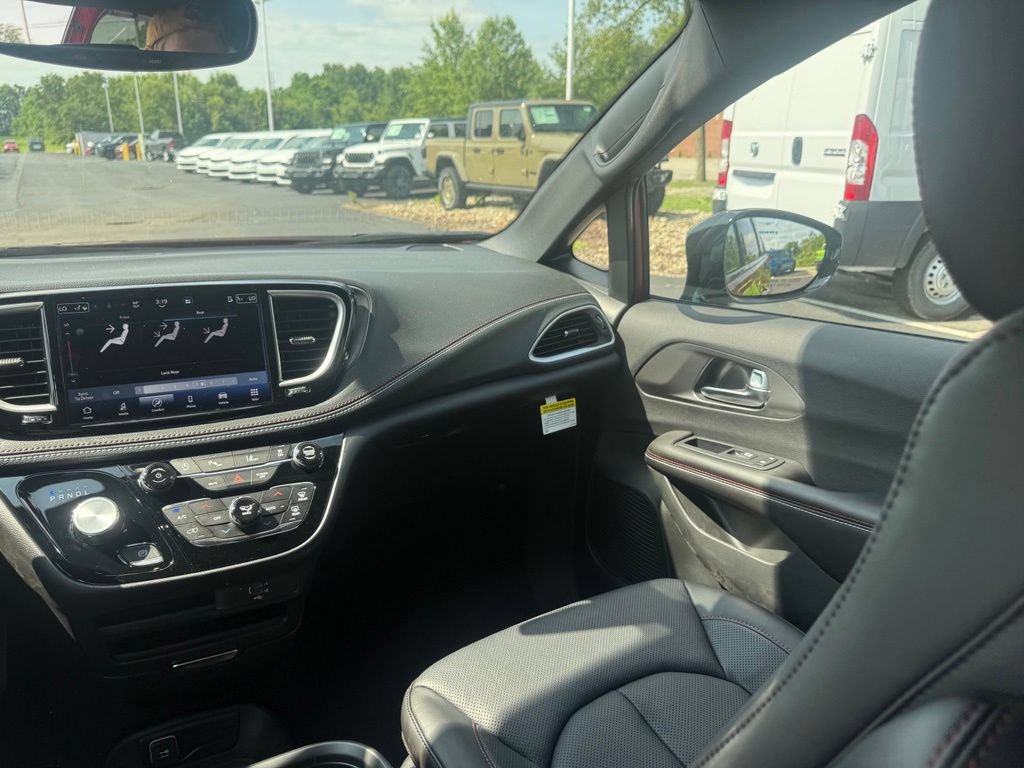 New 2027 Chrysler Pacifica Select FWD image 38